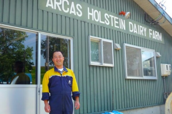 観光地としても人気の美瑛町でのびのび働く◎家族経営の小規模牧場で、酪農の全工程が身に付けられます！
【月給25万円／やる気重視の採用】