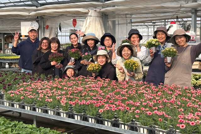 【土日祝休み×1日5h(夏は午前のみ)】日数相談可◎急な休みもフォローします！お花を育てるハウス内作業♪