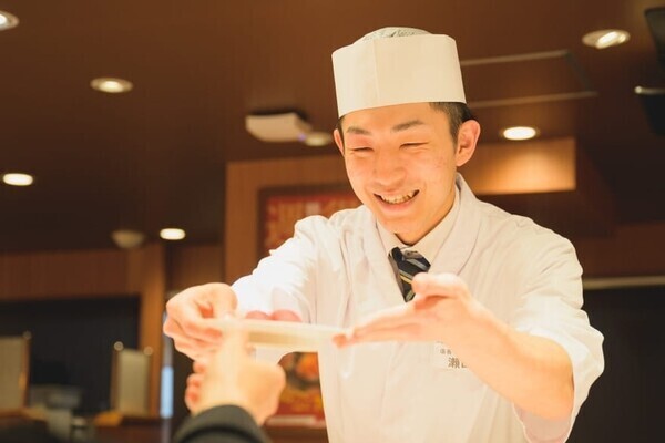 ［2026年卒対象］
【平均勤続年数20年】入社1年目から鮨職人へ。店長、商品企画、人事にも。京樽というステージであなただけのキャリアを描こう。
