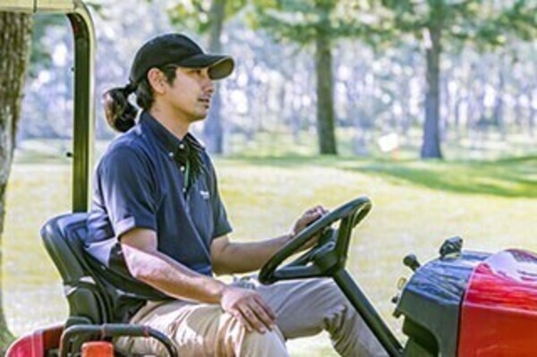 【ゴルフ場利用特典付き／月給21万～30万円/15時退勤】未経験から世界で通用する一流のコース管理スタッフを目指せます＠阪奈カントリークラブ