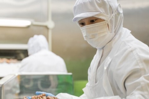 ［2026卒対象］
【研修充実】コツコツ着実に誠実に。食の「安全」を支える品質管理職。その探求心が、食の未来を守る力になる。