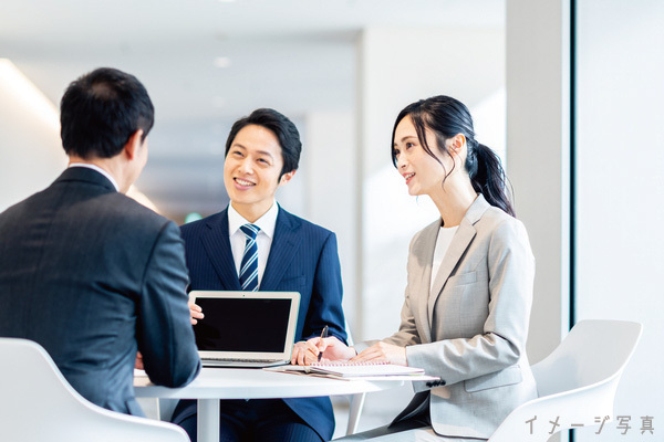 【家賃4割補助／転勤なし】窓の外は白樺高原。リゾート地で自慢の乳製品を届ける営業・事務