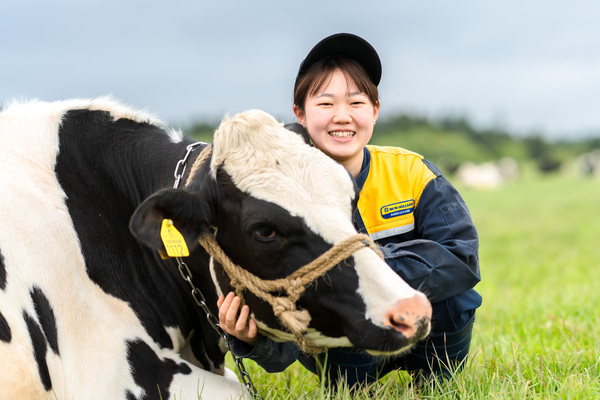 【未経験／移住大歓迎】上司も先輩も同世代。「見て覚えろ」の古い慣習ゼロの酪農ヘルパー