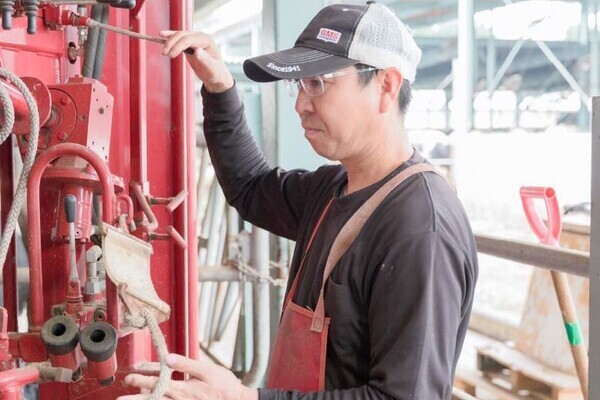 【整備に専念できる環境】ベテランの隣で1年じっくり学べる◎牧場の機械整備士