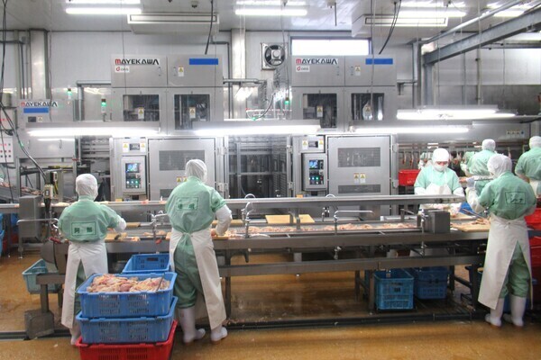 【待遇充実】力仕事より「機械」がメインでイメージ一新！食のインフラを支える食肉加工スタッフ募集