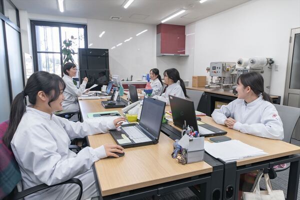 アイデアを形に！パッケージやSNSも担う企画開発職【20代・30代活躍中】