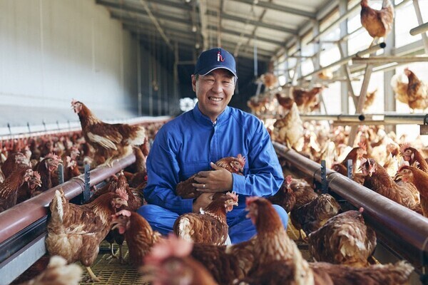 【創業65年の安定企業グループ！】のびのび育つ「平飼い」鶏の飼育管理と集卵作業／17時定時・休憩90分で無理なく働く